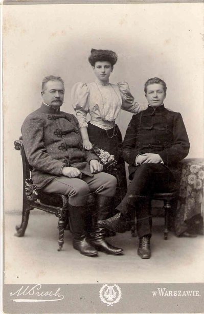 Zdjęcie Zaruskich w strojach szlacheckich początek XX wieku.