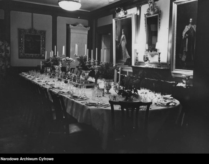 Sztućce w dużej ilości .Jadalnia w Ambasadzie Wielkiej Brytanii w Warszawie 1938